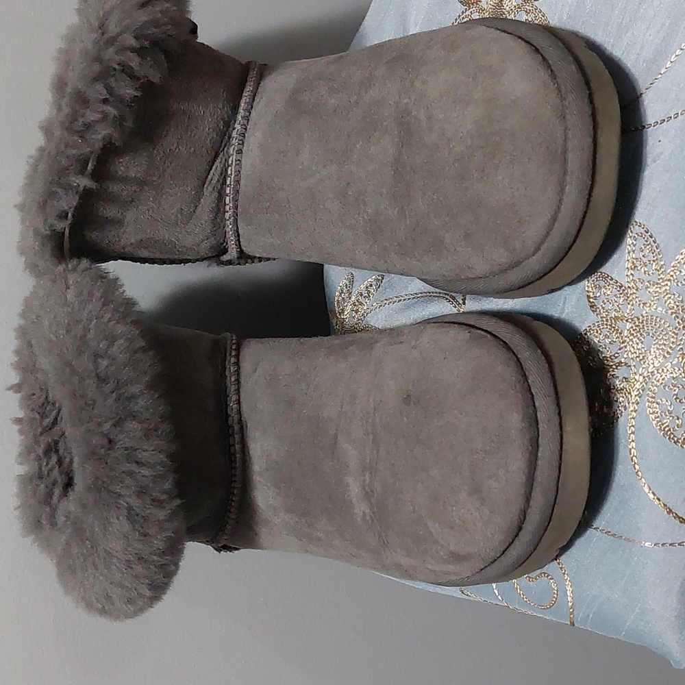 Women's UGG Size 7 Grey Suede